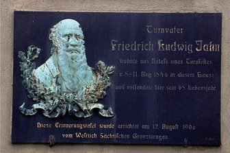 Erinnerung an den Besuch von Turnvater Jahn in Waldenburg - Die Erinnerungstafel, die sich am Markt 12 in Waldenburg befindet, braucht eine Frischekur. 
