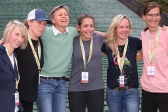 Erinnerung an eine Bachlandung - Große Wiedersehensfreude herrschte bei sechs Springerinnen der ersten Stunde im Jahr 2002: Kristin Schmidt, Alissa Johnson, Eva Ganster, Jessica Jerome, Stefanie Krieg und Ulrike Gräßler (v. l.)