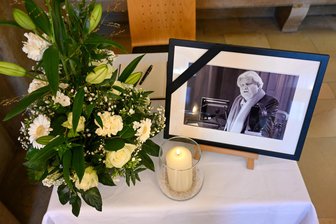 Erinnerung an große Chemnitzer: Initiative gegen immer neue Schnellschüsse - Nach dem Tod bedeutender Chemnitzerinnen und Chemnitzer – hier der 2023 verstorbene Kulturschaffende Egmont Elschner – liegen im Rathaus oft Kondolenzbücher aus. Über angemessene Ehrungen darüber hinaus gingen die Meinungen zuletzt auseinander.