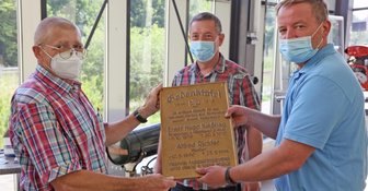 Erinnerung an Horch-Wehr - Der Vorsitzende Bernd Czekalla erhält die Ehrentafel.