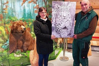 Erinnerung an Leopard Assir: Klingenthaler Tierpark freut sich über XL-Porträt - Hobbymalerin Steffi Sandner und Tierparkchef Tino Richter mit dem Porträt des Leoparden Assir, der über 20 Jahre eine Attraktion im Tierpark Klingenthal war - wie auch Grizzly-Dame Ulla.