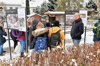 Erinnerung einen Mann, den jeder Oederaner kennen sollte - Rolf Büttner, der Leiter der Volkskunstschule, mit Schülern der 6. Klasse der Oberschule Oederan.