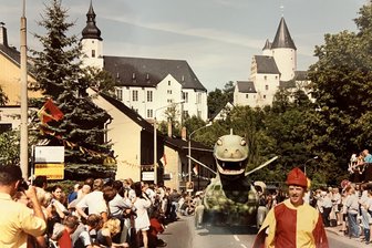 Erinnerung in bewegten Bildern – Schwarzenbergs Festumzug aus dem Jahr 2000 auf der Kinoleinwand - Der Festumzug im Jahr 2000 zur 850-Jahr-Feier von Schwarzenberg lockte Tausende.