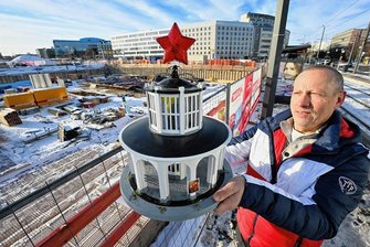 Erinnerungen an den Sowjetpavillon mitten in Chemnitz - Maik Wagner mit seinem von ihm gebauten Modell des einstigen Sowjetpavillons in der Nähe der Stelle, wo das Vorbild einst stand. Das Modell entspricht nicht ganz der historischen Vorlage.