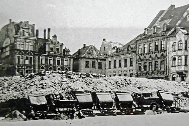 Erinnerungen an den Wiederaufbau von Plauen - So sah der Altmarkt 1946 aus: Berge von Trümmerschutt wurden dort vor dem Weitertransport abgelagert. 