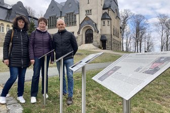 Erinnerungen an die letzten Kriegstage: Als sich 50.000 Soldaten der Wehrmacht im Waldgebiet des Vogtlands verschanzten - Martina Zeißig, Karla Dunger und Jürgen Seidel wollen Geschichte für nachkommende Generationen bewahren.