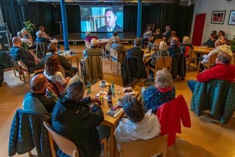 Erinnerungen an ein Jahrhundertereignis: „Wir wissen nicht, ob wir das überleben“ - Im Theater Variabel kamen Zeitzeugen der politischen Wende zu Wort.