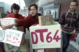 Erinnerungen an ein Radio-Phänomen - Junge Leute halten 1991 in Dresden Mahnwache für ihren Sender.