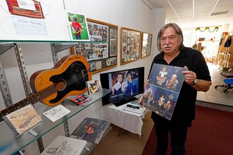 Erinnerungen an Musiker und Beatles-Begleiter Tony Sheridan: Fan lädt Gleichgesinnte nach Glauchau ein - Edmund Thielow trommelt Fans beim Beatles-Stammtisch in Glauchau zusammen.