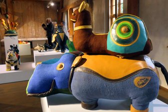 Erinnerungen gesucht: Zur aktuellen Spielzeugausstellung können Chemnitzer Fotos und Geschichten einsenden - Stofftiere von Renate Müller in der Ausstellung im Wasserschloss Klaffenbach.