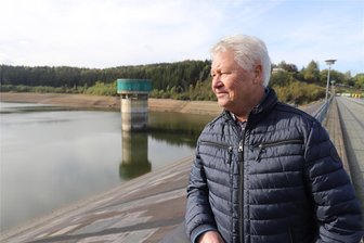 Erinnerungen und Neugier: Welche Geheimnisse gibt die Talsperre Lichtenberg womöglich frei? - Nur ein bisschen Wehmut ist dabei: Achim Donath schaut heute auf die immer leerer werdende Talsperre Lichtenberg.