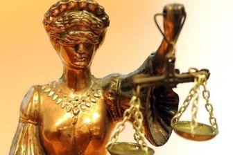 Eine goldfarbene Justitia-Figur.