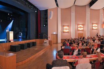 Erinnerungstag steigt im Reichenbacher Neuberinhaus - Szene aus der Auftaktveranstaltung im 125 Jahre Kaiserhof im September.