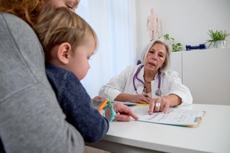 Erkältete Kinder: Anzahl der RS-Virusfälle in Mittelsachsen steigt immer weiter -