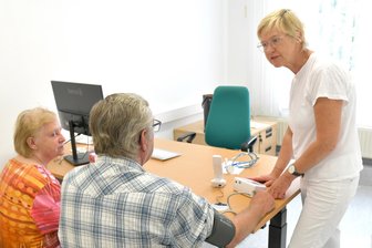 Erkältungswelle trifft Freiberger Raum mitten im Hochsommer - Die Freiberger Fachärztin Kerstin Meyer – hier bei einem Patientengespräch in ihrer Praxis in Reinsberg – konstatiert eine Häufung von Atemwegserkrankungen in den vergangenen Wochen.