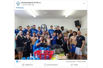 Erkennen Sie ihn? Dieser Ex-Bundesligaprofi kickt jetzt in der 8. Liga in Mittelsachsen - Mit diesem Foto bei Facebook feierten die Fußballer des Hartmannsdorfer SV den Heimsieg gegen die LSV Großhartmannsdorf. Hinten, links neben der Uhr, ist auch ein Ex-Bundesligaprofi zu sehen, der mit in der Startelf stand.