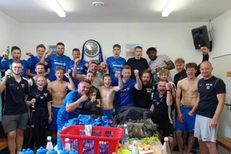 Erkennen Sie ihn? Dieser Ex-Bundesligaprofi kickt jetzt in der 8. Liga in Mittelsachsen - Mit diesem Foto bei Facebook feierten die Fußballer des Hartmannsdorfer SV den Heimsieg gegen die LSV Großhartmannsdorf. Hinten, links neben der Uhr, ist auch ein Ex-Bundesligaprofi zu sehen, der mit in der Startelf stand.