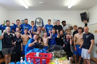 Erkennen Sie ihn? Dieser Ex-Bundesligaprofi kickt jetzt in der 8. Liga in Mittelsachsen - Mit diesem Foto bei Facebook feierten die Fußballer des Hartmannsdorfer SV den Heimsieg gegen die LSV Großhartmannsdorf. Hinten, links neben der Uhr, ist auch ein Ex-Bundesligaprofi zu sehen, der mit in der Startelf stand.