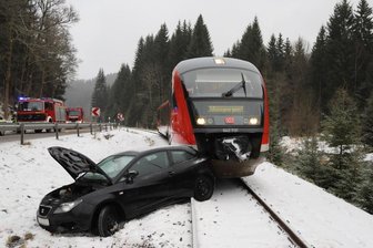 Erlabrunn: Auto landet bei Unfall auf Bahngleis und kollidiert mit Zug -