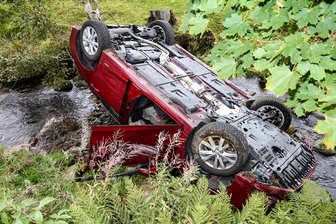 Erlabrunn/Lößnitz: Auto landet auf dem Dach im Bach - Transporter überschlägt sich -