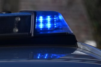 Erlau: Alkoholfahrt durch den Straßengraben - Die Polizei ermittelt gegen eine Autofahrerin wegen Trunkenheit am Steuer.