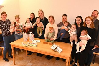 Erlau heißt neue Erdenbürger willkommen: Was Babys in Mittelsachsen alles geschenkt bekommen - Das sind die jüngsten Erlauer mit ihren Müttern und Bürgermeister Peter Ahnert zum Empfang in Schweikershain.