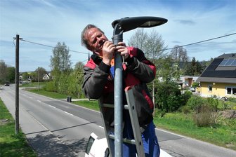 Erlau investiert in LED-Technik und für Kita-Kinder - Volker Rabe installiert im Auftrag der Gemeinde Erlau LED-Straßenleuchten, hier an der Rochlitzer Straße.
