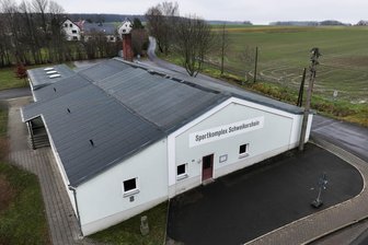 Erlau ist knapp bei Kasse - was es sich trotzdem 2025 leisten will - Das Dach des Sportkomplexes Schweikershain soll erneuert werden.