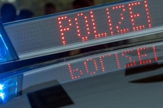 Erlau: Mann reißt Seitenscheibe aus Auto -