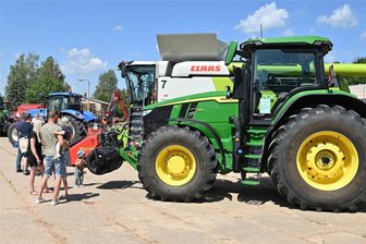 Erlau: Menschen, Tiere, Attraktionen beim großen Agraset-Hoffest - Hoffest bei Agraset in Erlau: Die großen Landmaschinen faszinierten viele Besucher.