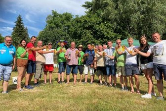 Erlauer Dorffest: Ein Pokal für den König und ein Bier für jeden - Der Schützenkönig Joachim Strauß (7. v.l) des Vogelschießens am Samstag erhielt einen Pokal, alle anderen bekamen ein Getränk ihrer Wahl.