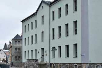 Erlbach: Grundschulkinder haben teils nur zehn Minuten fürs Mittagessen - Die Grundschule in Erlbach; Die Abstimmung von Unterricht, Schulspeisung und Schulbussen beschäftigt Eltern.