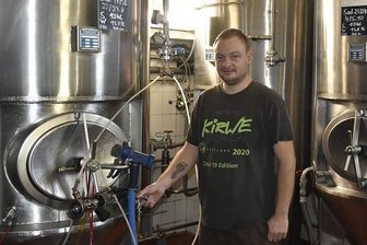 Erlbach ist bereit für das größte Volksfest im oberen Vogtland - Der Brauerei-Gasthof Erlbach ist ein wichtiger Pfeiler für die Kirwe. Hier wird das Bockbier nicht nur für das größte Volksfest des oberen Vogtlandes gebraut. Im Foto: Braumeister Stefan Weiske in seinem "Reich". 