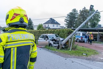 Erlbach-Kirchberg: Skoda kracht in Mast, Häuser ohne Strom - Der Skoda kollidierte Samstagmorgen mit dem Strommast.