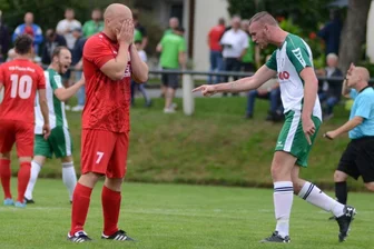 Erlbach und Schöneck gelingt erster Sieg - Ein Bild mit Symbolcharakter: Eric Wolfrum (Nr. 7) vom VfB Plauen Nord ist fassungslos nach seinem verschossenen Elfmeter, rechts daneben jubelt der Schreiersgrüner Torschütze zum 1:0, Lukas Dathe. Die Fronberger holten mit dem 2:0-Heimsieg drei wichtige Zähler.