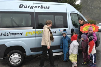 Erlbacher Bürgerbus nicht mehr verkehrstüchtig: Was nun? - Über viele Jahre hat Erlbachs Bürgerbus gute Dienste getan. Nun hieß es Abschied nehmen.