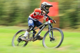 Erlbacher Moutainbike-Riesenslalom: Nur sieben kommen nicht ins Ziel - Mit Vollgas bergab, wie hier bei Levi Bittermann (Balance Racing Team) ging es beim Bike-Riesenslalom.
