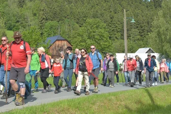 Erlbacher Wanderwoche startet am Sonntag - Die Umgebung von Erlbach - hier ein Foto von der 44. Bergwanderung im Mai - ist ein beliebtes Wandergebiet.