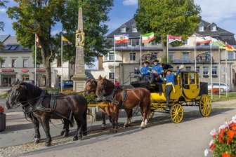 Erlebnis am Fichtelberg: Historische Postkutsche nimmt Gäste mit auf Tour - Start und Ziel der Postkutschfahrten ist der Oberwiesenthaler Markt. Partner der Stadt ist weiter das einheimische Pferdefuhrgeschäft Kaufmann, im Bild von links Inhaber Christoph Kaufmann sowie Michael Pause und Anne Kaufmann.