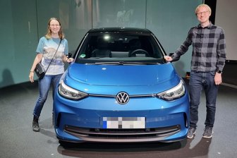 Erlebnis VW-Abholung in der Gläsernen Manufaktur: Als hätte ich einen Ferrari gekauft - Stolz und etwas perplex nach der Übergabe-Show: Autor Lukas Fischer und seine Frau Marie mit ihrem neuen ID.3.