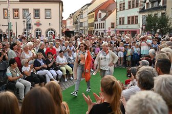 Erlebnisreiche Einkaufsnacht in Penig: Mode, Musik und Genuss - Die Modenschau auf dem Markt ist fester Bestandteil der Peniger Einkaufsnacht.