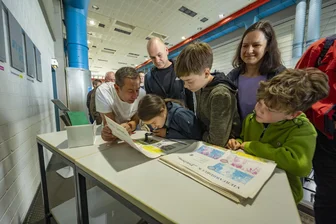 Erlebnistag im Druck- und Medienzentrum der „Freien Presse“: Das sind die schönsten Bilder - Wie kommen die Farben auf die Zeitungsseite? Druckzentrum-Mitarbeiter Andy Ebersbach erklärt es Lisa Röder (11), die mit ihren Brüdern Nick (13), Tim (8) und ihren Eltern Daniela und Thomas zum Erlebnistag kam.