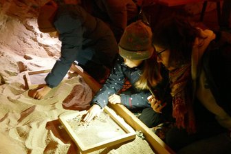Erlebnistage: Burg Scharfenstein begeistert viele junge Schatzsucher - Mit ihrer Handylampe half Claudia Schiess (rechts) den Kindern bei der Suche nach Edelsteinen.