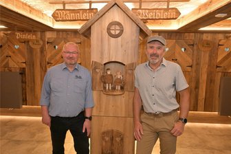 Erlebnisurlaub im Erzgebirge: Wo selbst das stille Örtchen für reichlich Gesprächsstoff sorgt - Neu in der Köhlerhütte sind die Erlebnis-Toiletten. Im Bild Hotel-Inhaber Heiko Schmidt (li.) und Mario Günther, Geschäftsführer von Massivholz Design (re.).