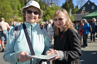 Erlebniswanderung der „Freien Presse“: 106 Wanderer waren auf Tour - Im Bild Wanderleiterin Sybille Putscher (li.) und Cornelia Lange vom Kultur- und Freizeitzentrum Lugau (re.).