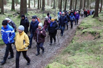 Erlebniswanderungen im Erzgebirge: Auftakt in Zwönitz - Auch im kommenden Jahr gibt es wieder die Erlebniswanderungen von "Freie Presse" und Kulturbetrieb. Im Foto: Knapp 80 Teilnehmer begaben sich bei der Winterwanderung 2022 in Geyer auf die Spuren des Altbergbaus. Die Winterwanderung 2023 findet in Zwönitz statt.