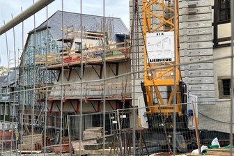 Erlebniszentrum Perlmutter in Adorf wird teurer als geplant - Der Funktionsbau für das Erlebniszentrum Perlmutter in Adorf zwischen Haus Graben 2 (links) und Freiberger Tor (rechter Bildrand) nimmt Form an.