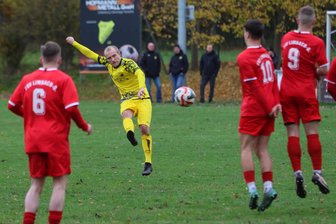 Erleichterung bei Lok Glauchau-Niederlungwitz: Wie der Pokalsieger in der Fußball-Westsachsenliga die Kurve gekriegt hat - Bei Standards wie hier durch Markus Benker sorgte Niederlungwitz gegen Limbach-Oberfrohna immer wieder für Gefahr. Das Führungstor fiel daher nicht ganz zufällig durch einen Freistoß.