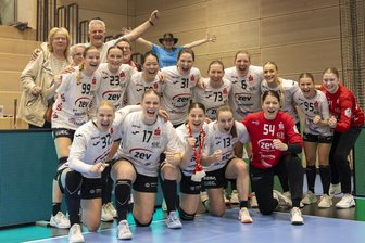 Erleichterung beim BSV Sachsen Zwickau: So reagieren die Bundesliga-Handballerinnen auf die Entscheidung zum Hallenneubau - So wie hier zuletzt nach dem Auswärtssieg in Buxtehude war die Freude der Zwickauer Handballerinnen jetzt auch groß über die Entscheidung des Stadtrats zum Bau der neuen Sporthalle in Neuplanitz.