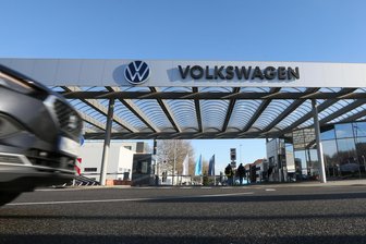 Erleichterung hier, Enttäuschung dort: Reaktionen auf die Betriebsratswahl im VW-Werk Zwickau - Die zentrale Einfahrt ins Zwickauer VW-Werk. Jetzt ist ein neuer Betriebsrat gewählt.